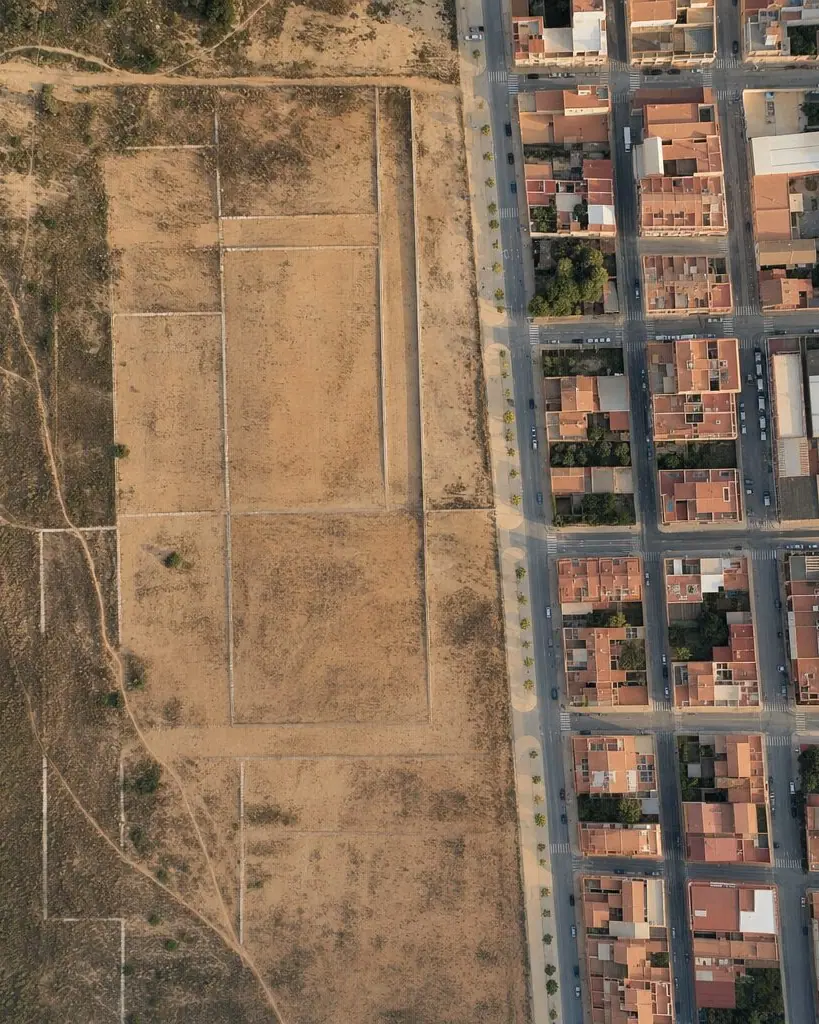Vista aérea de una trama urbana en el límite entre suelo consolidado y parcelas por desarrollar